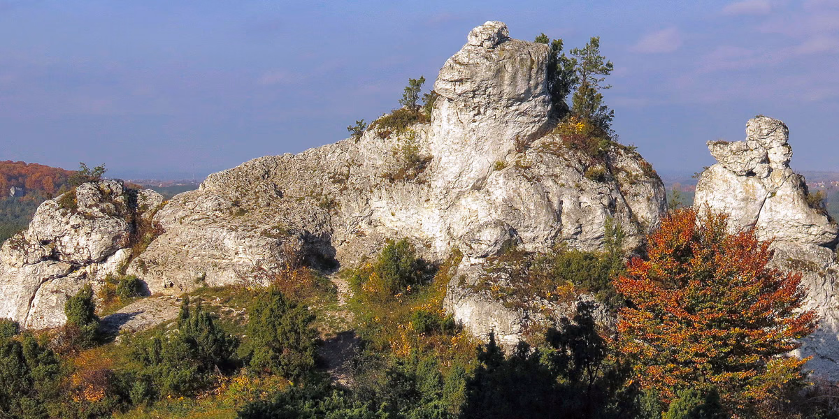 Wapienne ostańce skalne na Jurze Krakowsko-Częstochowskiej w jesiennej scenerii.