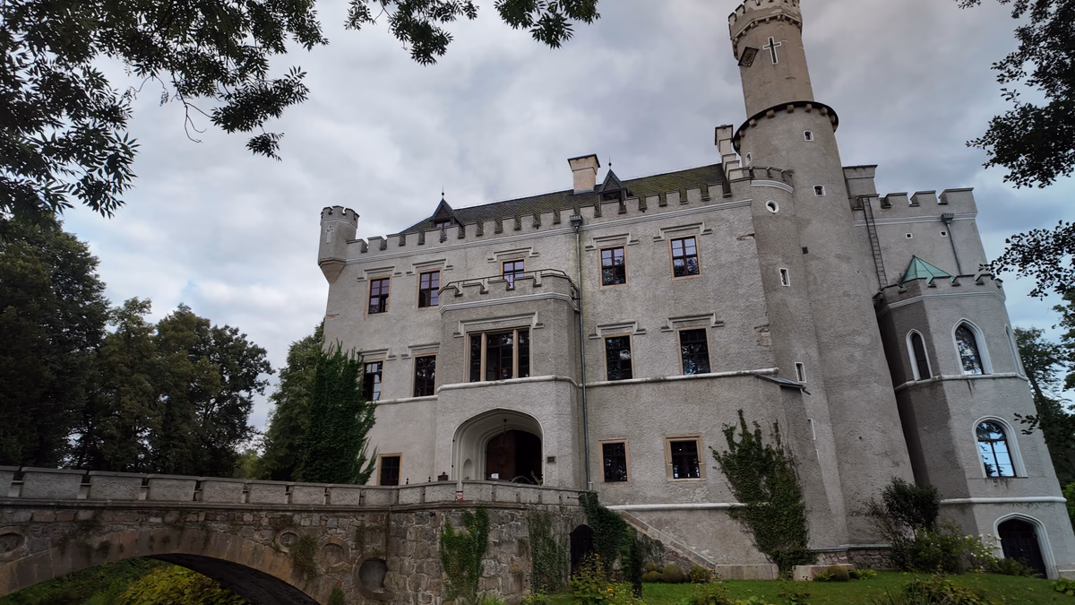 Zamek w Karpnikach – neogotycka rezydencja z mostem i wieżą na Dolnym Śląsku.