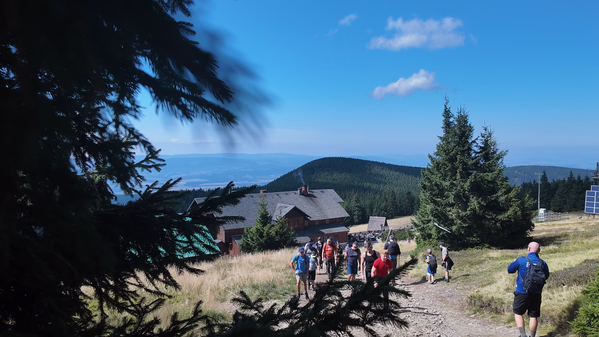 Turyści na górskim szlaku obok Schroniska PTTK na Śnieżniku w Masywie Śnieżnika.