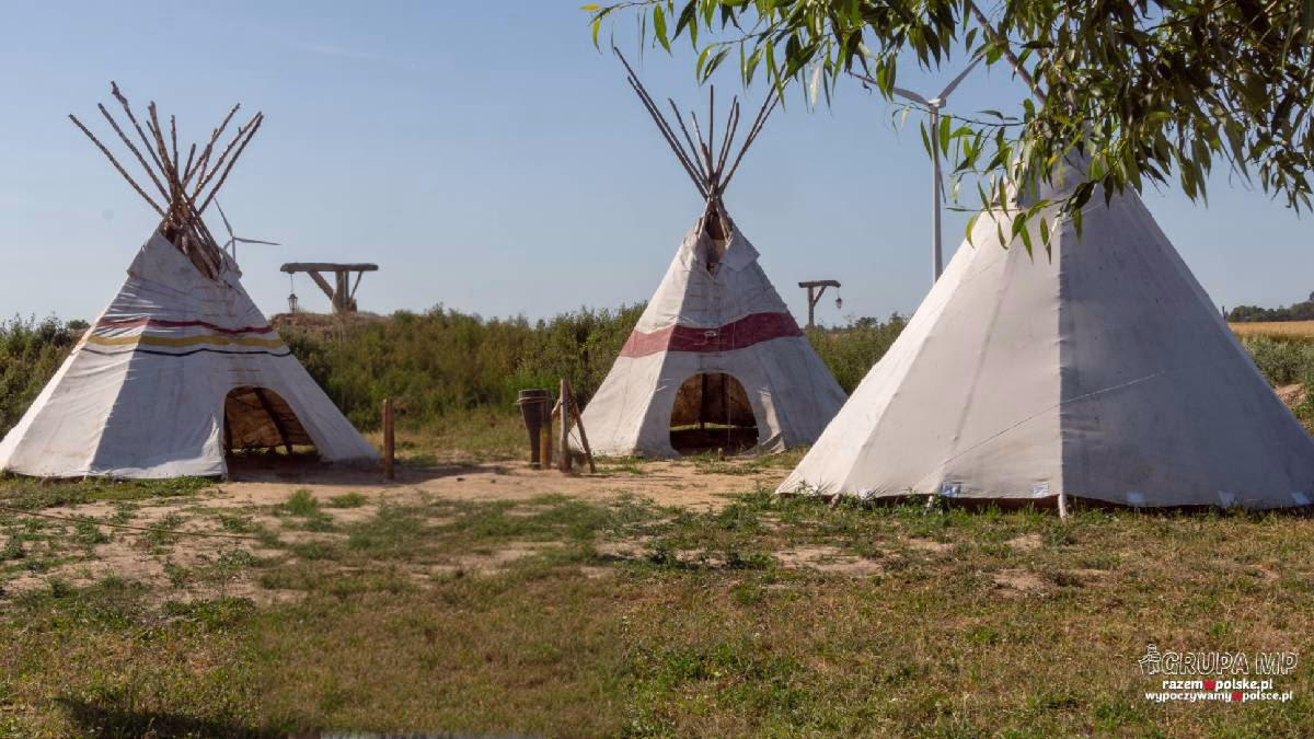 Tradycyjne namioty tipi w wiosce indiańskiej podczas wycieczki szkolnej Dziki Zachód w Polsce.