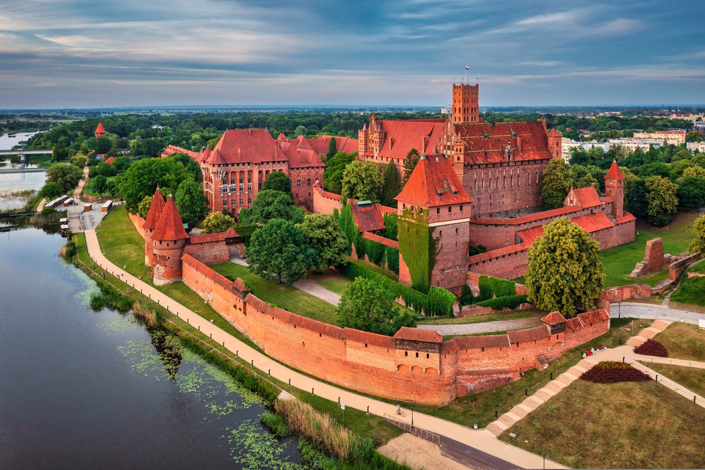 Panoramy Zamku Krzyżackiego w Malborku z lotu ptaka nad rzeką Nogat, wycieczka firmowa.