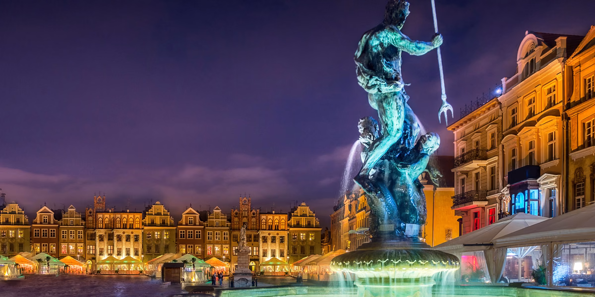 Podświetlona Studzienka Neptuna i Stary Rynek w Poznaniu nocą – dwudniowa wycieczka firmowa do Poznania.
