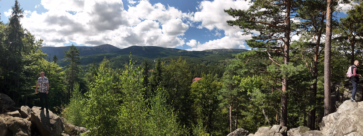 Panorama Karkonoszy ze Śnieżką i turystami na punkcie widokowym w Karpaczu – wycieczki szkolne dla klas 7-8.