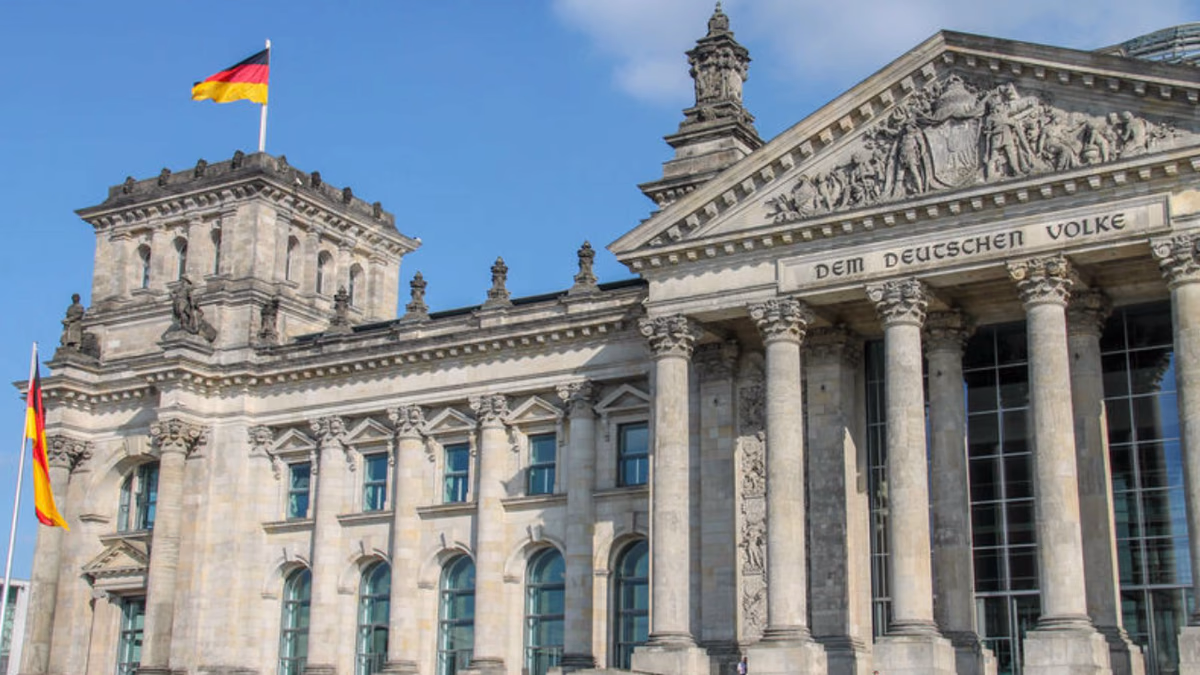 Młodzież szkolna pod Bramą Brandenburską w Berlinie podczas wycieczki edukacyjnej